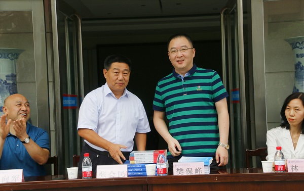 新乡市牧野区税务局党委书记、局长樊保峰向集团公司党委书记张会民赠送税法知识书籍.jpg 新乡市牧野区税务局党委书记、局长樊保峰向集团公司党委书记张会民赠送税法知识书籍.jpg