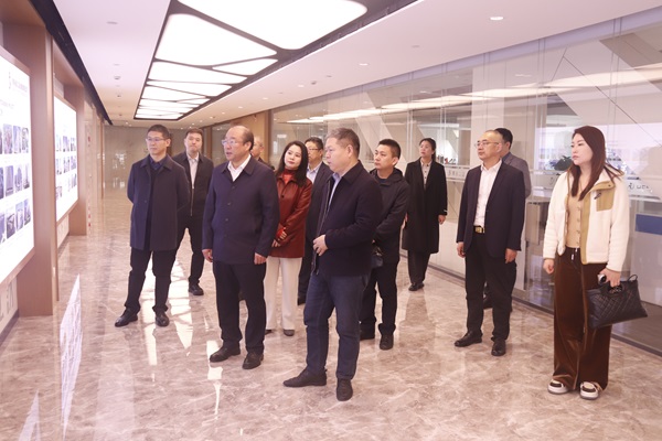 集团公司董事长祝建明陪同孙秘书长一行参观平博足球_平博（中国）长廊.jpg